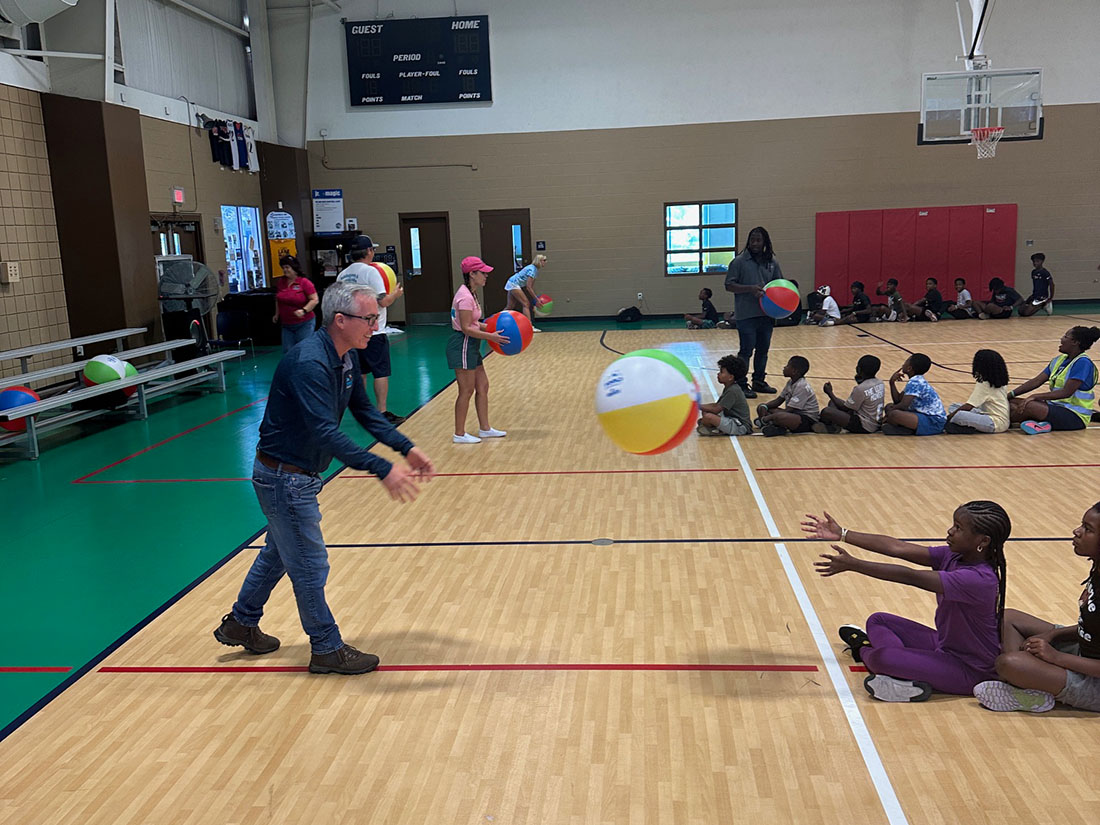 boys-and-girls-club-volunteers-in-action-13